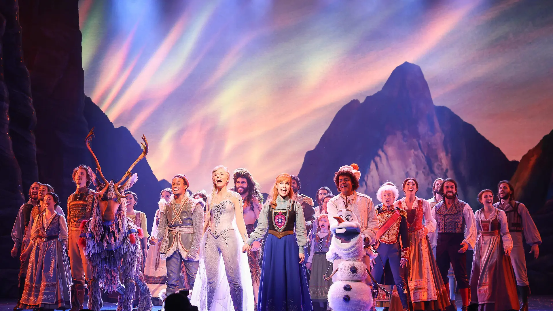 08.11.2021, Hamburg: Sabrina Weckerlin (als Eiskönigin Elsa, Mitte, links), Celena Pieper (als Anna, die Schwester der Eiskönigin, Mitte, rechts), und weitere Musicaldarsteller stehen nach der Deutschlandpremiere des Disney-Musicals "Die Eiskönigin" auf der Bühne im Stage Theater an der Elbe. Foto: Christian Charisius/dpa +++ dpa-Bildfunk +++