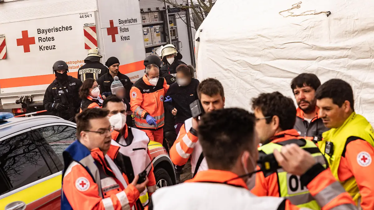 06.11.2021, Bayern, Seubersdorf: Zahlreiche Rettungskräfte sind am Bahnhof im Einsatz und bringen Reisende weg. In einem ICE zwischen Regensburg und Nürnberg hatte es eine Messerattacke gegeben. Mehrere Menschen wurden verletzt, wie die Polizei mitteilte. Laut Polizeipräsidium Oberpfalz wurde eine männliche Person festgenommen. Foto: Fabian Schreiner/dpa - ACHTUNG: Passagiere aus persönlichkeitsrechtlichen Gründen gepixelt +++ dpa-Bildfunk +++