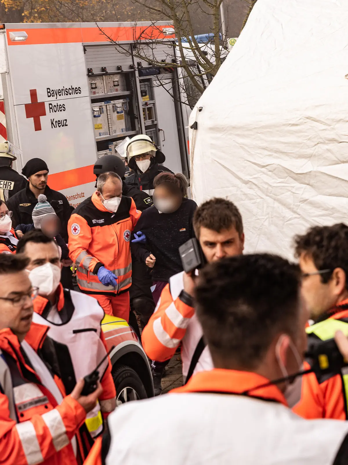 06.11.2021, Bayern, Seubersdorf: Zahlreiche Rettungskräfte sind am Bahnhof im Einsatz und bringen Reisende weg. In einem ICE zwischen Regensburg und Nürnberg hatte es eine Messerattacke gegeben. Mehrere Menschen wurden verletzt, wie die Polizei mitteilte. Laut Polizeipräsidium Oberpfalz wurde eine männliche Person festgenommen. Foto: Fabian Schreiner/dpa - ACHTUNG: Passagiere aus persönlichkeitsrechtlichen Gründen gepixelt +++ dpa-Bildfunk +++