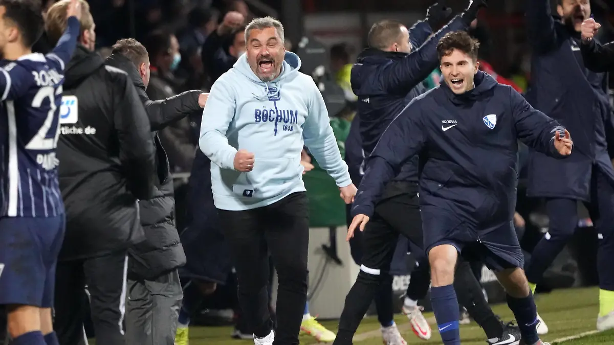 06.11.2021, Fussball GER, Saison 21/22, 1. Bundesliga, 11. Spieltag, VFL Bochum - TSG 1899 Hoffenheim , Vonovia Ruhrstadion, Bochum Thomas Reis, Trainer Vfl Bochum, Aktion, Einzelbild, jubelt Foto Chai von der Laage DFL regulations prohibit any use of photographs as image sequences and/or quasi-video. EDITORIAL USE ONLY *** 06 11 2021, Football GER, Season 21 22, 1 Bundesliga, 11 Matchday, VFL Bochum TSG 1899 Hoffenheim , Vonovia Ruhrstadion, Bochum Thomas Reis, Coach Vfl Bochum, action, single image, cheers photo Chai von der Laage DFL regulations prohibit any use of photographs as image sequences and or quasi video EDITORIAL USE ONLY