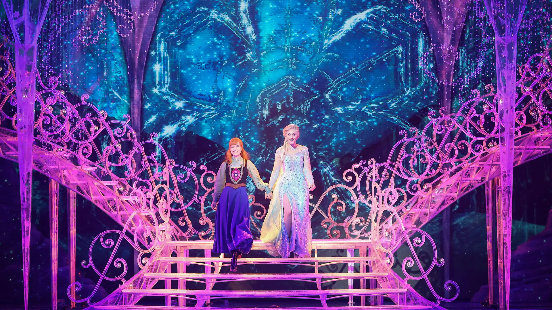 08.11.2021, Hamburg: Sabrina Weckerlin (als Eiskönigin Elsa, r), und Celena Pieper (als Anna, die Schwester der Eiskönigin) stehen nach der Deutschlandpremiere des Disney-Musicals "Die Eiskönigin" auf der Bühne im Stage Theater an der Elbe. Foto: Christian Charisius/dpa +++ dpa-Bildfunk +++