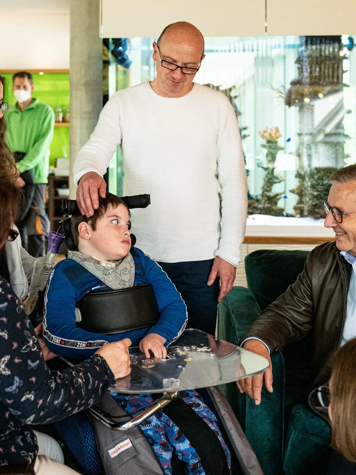 Projektpate Jan Hofer besucht den Kinder- und Jugendhospiz Mitteldeutschland. Hier trifft er auf Familie Rogler, die als Gastfamilie ein paar Tage im Hospiz verbringt um zur Ruhe kommen zu können. Der neunjähriger Sohn Lius ist unheilbar an spinaler Muskelatrophie mit Paraparese erkrankt und muss rund um die Uhr versorgt werden.

Achtung: Bei Veröffentlichung müssen "RTL-Spendenmarathon", bzw. "Stiftung RTL - Wir helfen Kindern" erwähnt werden!!  Die Verwendung des sendungsbezogenen Materials ist nur mit dem Hinweis und Verlinkung auf RTL+ gestattet.