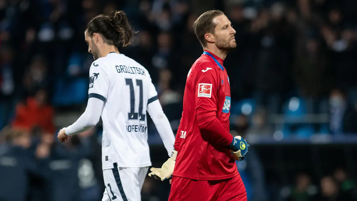 06.11.2021, Nordrhein-Westfalen, Bochum: Fußball: Bundesliga, VfL Bochum - TSG 1899 Hoffenheim, 11. Spieltag, Vonovia Ruhrstadion: Hoffenheims Florian Grillitsch (l) und Hoffenheims Torwart Oliver Baumann nach dem 0:2. Foto: Bernd Thissen/dpa - WICHTIGER HINWEIS: Gemäß den Vorgaben der DFL Deutsche Fußball Liga bzw. des DFB Deutscher Fußball-Bund ist es untersagt, in dem Stadion und/oder vom Spiel angefertigte Fotoaufnahmen in Form von Sequenzbildern und/oder videoähnlichen Fotostrecken zu verwerten bzw. verwerten zu lassen. +++ dpa-Bildfunk +++