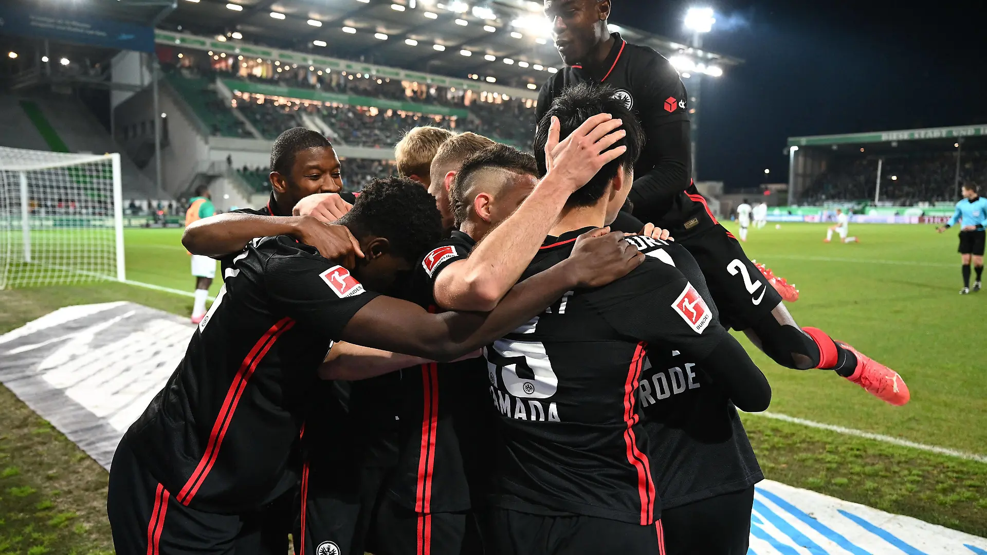 07.11.2021, xjhx, Fussball 1.Bundesliga, Spvgg Greuther Fuerth - Eintracht Frankfurt emspor, v.l. Torjubel nach dem Tor zum celebrating the goal celebrate 0:1 durch Sebastian Rode Eintracht Frankfurt DFL/DFB REGULATIONS PROHIBIT ANY USE OF PHOTOGRAPHS as IMAGE SEQUENCES and/or QUASI-VIDEO Fuerth *** 07 11 2021, xjhx, football 1 Bundesliga, Spvgg Greuther Fuerth Eintracht Frankfurt emspor, v l goal celebration after goal celebrating the goal celebrate 0 1 by Sebastian Rode Eintracht Frankfurt DFL DFB REGULATIONS PROHIBIT ANY USE OF PHOTOGRAPHS as IMAGE SEQUENCES and or QUASI VIDEO Fuerth 