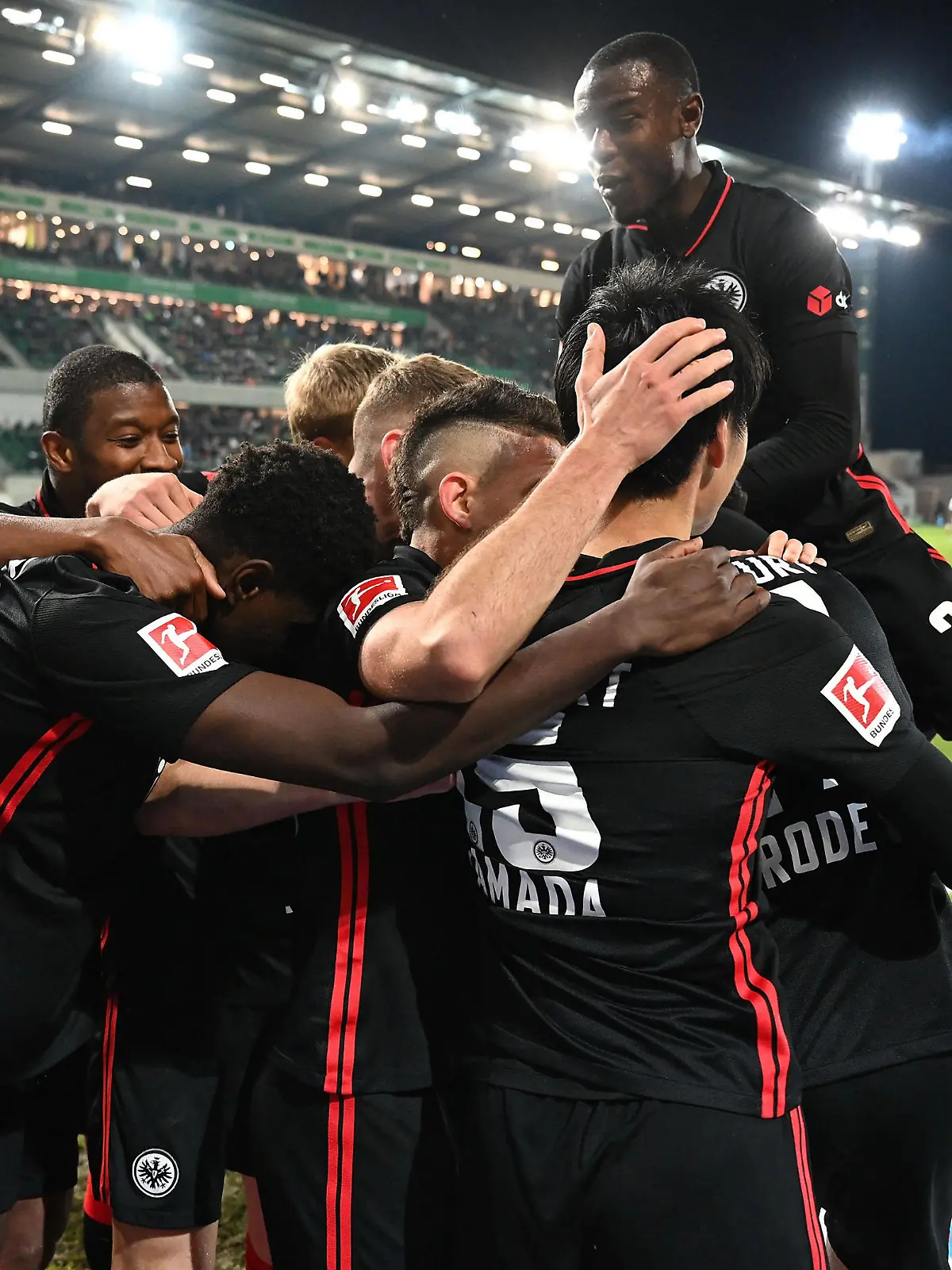 07.11.2021, xjhx, Fussball 1.Bundesliga, Spvgg Greuther Fuerth - Eintracht Frankfurt emspor, v.l. Torjubel nach dem Tor zum celebrating the goal celebrate 0:1 durch Sebastian Rode Eintracht Frankfurt DFL/DFB REGULATIONS PROHIBIT ANY USE OF PHOTOGRAPHS as IMAGE SEQUENCES and/or QUASI-VIDEO Fuerth *** 07 11 2021, xjhx, football 1 Bundesliga, Spvgg Greuther Fuerth Eintracht Frankfurt emspor, v l goal celebration after goal celebrating the goal celebrate 0 1 by Sebastian Rode Eintracht Frankfurt DFL DFB REGULATIONS PROHIBIT ANY USE OF PHOTOGRAPHS as IMAGE SEQUENCES and or QUASI VIDEO Fuerth 