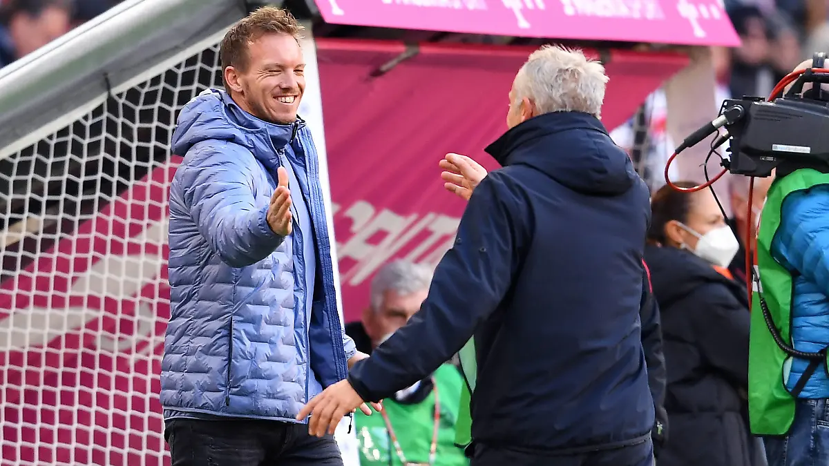  Fussball 1. Bundesliga Saison 2021/2022 11. Spieltag FC Bayern Muenchen - SC Freiburg 06.11.2021 Trainer Julian Nagelsmann li, FC Bayern Muenchen begruesst Trainer Christian Streich re, SC Freiburg *** Football 1 Bundesliga Season 2021 2022 11 Matchday FC Bayern Muenchen SC Freiburg 06 11 2021 Coach Julian Nagelsmann left, FC Bayern Muenchen welcomes coach Christian Streich right, SC Freiburg