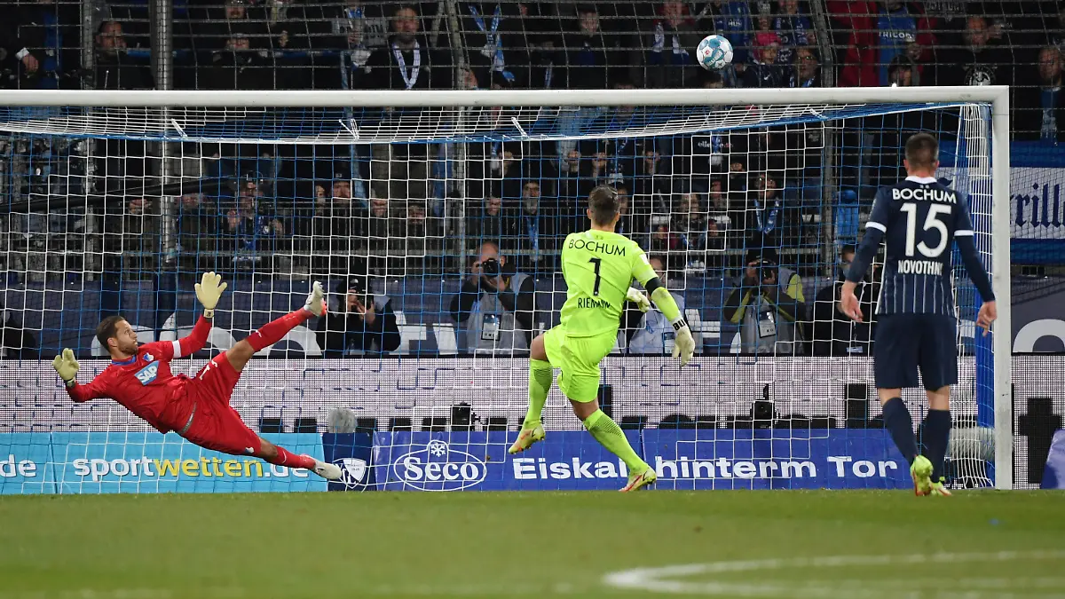 Torwart Manuel Riemann VfL Bochum verschiesst den Elfmeter, links Torwart Oliver Baumann TSG Hoffenheim 06.11.2021, Fussball GER, Saison 2021/2022, 1. Bundesliga, 11. Spieltag, VfL Bochum - TSG Hoffenheim, Foto: Maik Hölter/TEAM2sportphoto ***DFL regulations prohibit any use of photographs as image sequences and/or quasi-video.*** Bochum Nordrhein Westfalen Deutschland *** Goalkeeper Manuel Riemann VfL Bochum misses the penalty, left goalkeeper Oliver Baumann TSG Hoffenheim 06 11 2021, Football GER, Season 2021 2022, 1 Bundesliga, 11 Matchday, VfL Bochum TSG Hoffenheim, Photo Maik Hölter TEAM2sportphoto DFL regulations prohibit any use of photographs as image sequences and or quasi video Bochum Nordrhein Westfalen Germany Team2