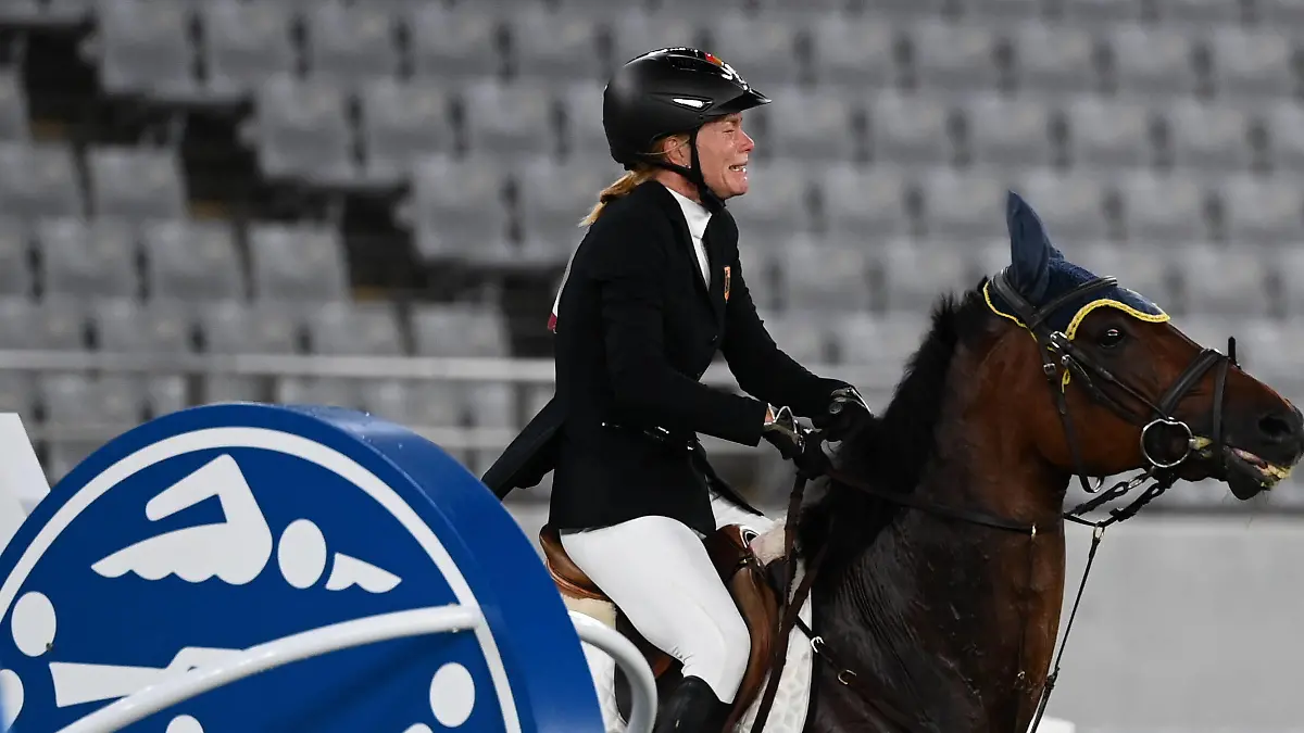 210806 -- TOKYO, Aug. 6, 2021 -- Annika Schleu of Germany reacts in the riding portion of the women s individual of Modern pentathlon, moderner Fünfkampf at Tokyo 2020 Olympic Games, Olympische Spiele, Olympia, OS in Tokyo, Japan, Aug. 6, 2021. TOKYO2020JAPAN-TOKYO-OLY-MODERN PENTATHLON DaixTianfang PUBLICATIONxNOTxINxCHN