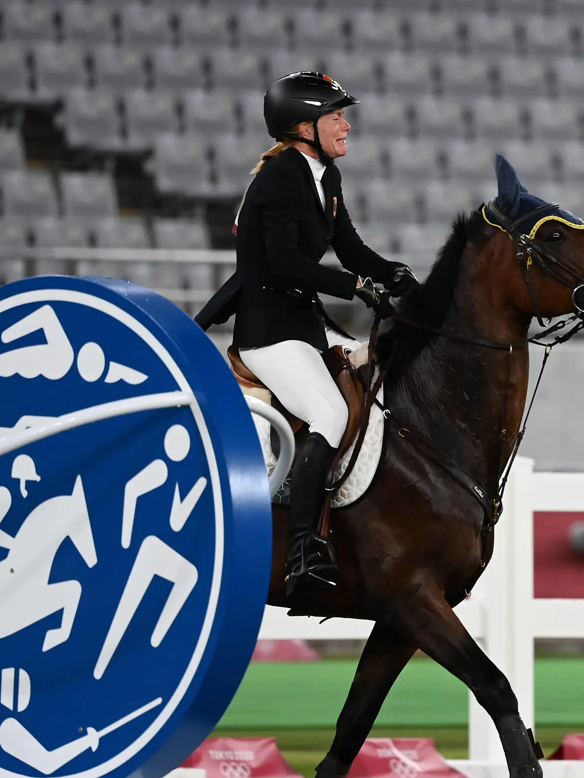  210806 -- TOKYO, Aug. 6, 2021 -- Annika Schleu of Germany reacts in the riding portion of the women s individual of Modern pentathlon, moderner Fünfkampf at Tokyo 2020 Olympic Games, Olympische Spiele, Olympia, OS in Tokyo, Japan, Aug. 6, 2021.  TOKYO2020JAPAN-TOKYO-OLY-MODERN PENTATHLON DaixTianfang PUBLICATIONxNOTxINxCHN