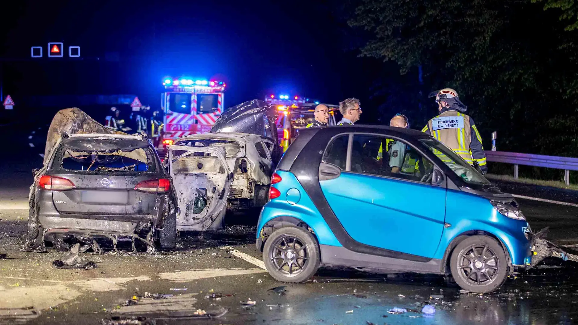 29.05.2023, Nordrhein-Westfalen, Bochum: Feuerwehr und Polizei sind an einer Unfallstelle auf der Autobahn 43 (A43) im Einsatz. Bei einem Verkehrsunfall mit fünf Autos auf der A43 bei Bochum sind 17 Menschen verletzt worden - einer davon lebensgefährlich. Zwei Kleinkinder und fünf Menschen wurden bei dem Unfall in der Nacht zu Montag schwer verletzt, wie die Feuerwehr mitteilte. (zu dpa «Verkehrsunfall auf der A43 mit 17 Verletzten - einer lebensgefährlich») Foto: Justin Brosch/dpa +++ dpa-Bildfunk +++