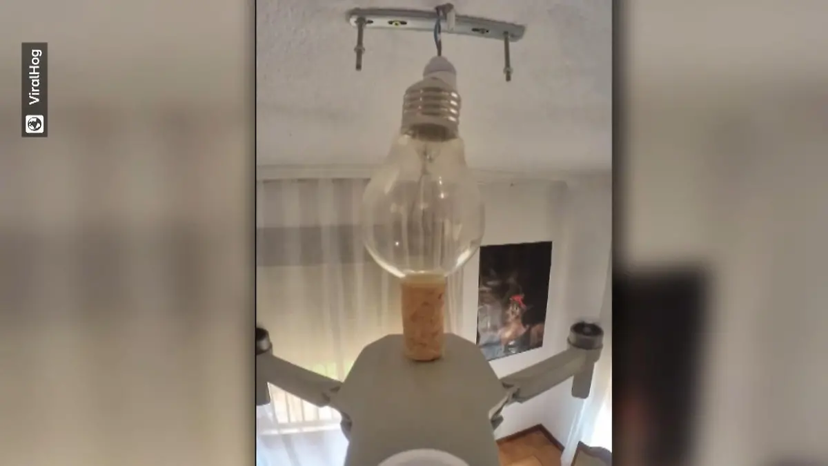 Glühbirnenwechsel mit der Drohne Fingerspitzengefühl gefragt