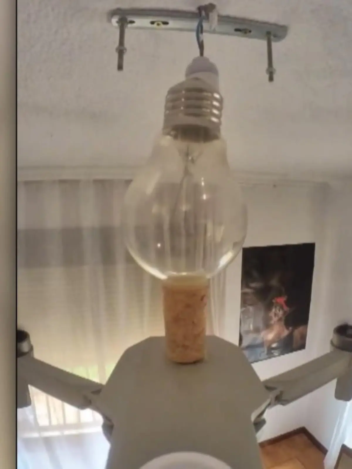 Bild zu: "Glühbirnenwechsel mit der Drohne"