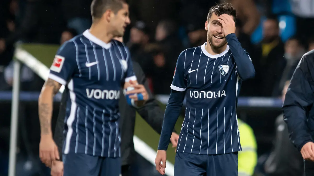 06.11.2021, Nordrhein-Westfalen, Bochum: Fußball: Bundesliga, VfL Bochum - TSG 1899 Hoffenheim, 11. Spieltag, Vonovia Ruhrstadion: Bochums Milos Pantovic freut sich nach dem Spiel über seinen Treffer zum 2:0 in der Nachspielzeit. Foto: Bernd Thissen/dpa - WICHTIGER HINWEIS: Gemäß den Vorgaben der DFL Deutsche Fußball Liga bzw. des DFB Deutscher Fußball-Bund ist es untersagt, in dem Stadion und/oder vom Spiel angefertigte Fotoaufnahmen in Form von Sequenzbildern und/oder videoähnlichen Fotostrecken zu verwerten bzw. verwerten zu lassen. +++ dpa-Bildfunk +++