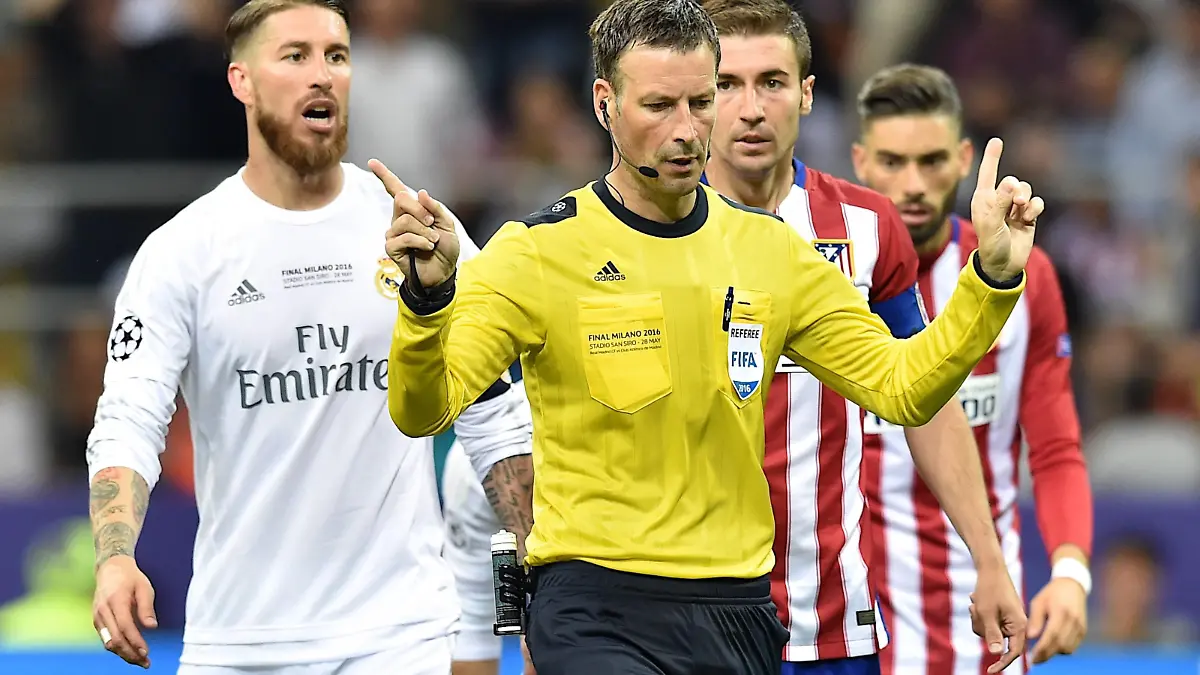 MARK CLATTENBURG. Real Madrid Defender, Sergio Ramos Garcia - SERGIO RAMOS, number 4. Round FINAL of the CHAMPIONS league soccer match between Real Madrid - Atletico de Madrid at the Giuseppe Meazza estadium San Siro Milan - Italy by May 28 2016. PUBLICATIONxINxGERxSUIxAUTxHUNxONLY xMiguelxLopezx x/SOCCERxSPAINx
Mark Clattenburg Real Madrid Defender Sergio Ramos Garcia Sergio Ramos Number 4 Round Final of The Champions League Soccer Match between Real Madrid Atletico de Madrid AT The Giuseppe Meazza Estadium San Siro Milan Italy by May 28 2016 PUBLICATIONxINxGERxSUIxAUTxHUNxONLY xMiguelxLopezx X SOCCERxSPAINx