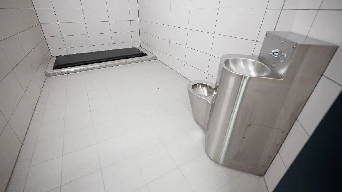 Eine Toilette steht während eines Presserundgangs im Polizeipräsidium Südosthessen in einer Gewahrsamszelle.