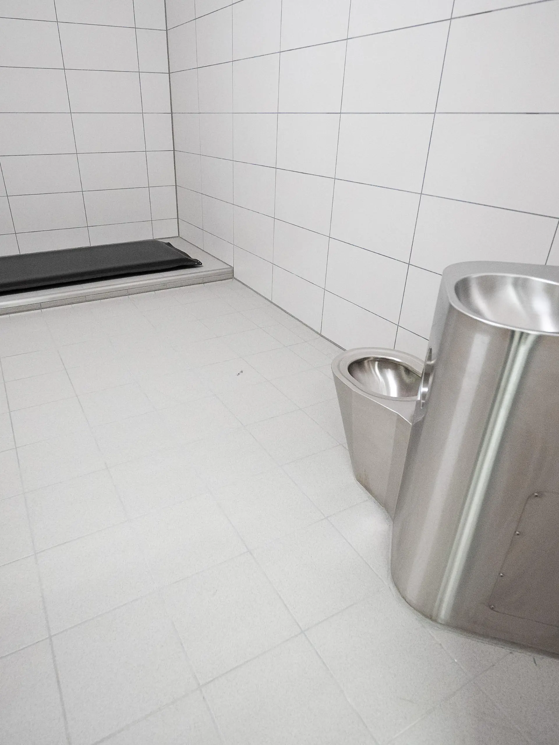 Eine Toilette steht während eines Presserundgangs im Polizeipräsidium Südosthessen in einer Gewahrsamszelle.