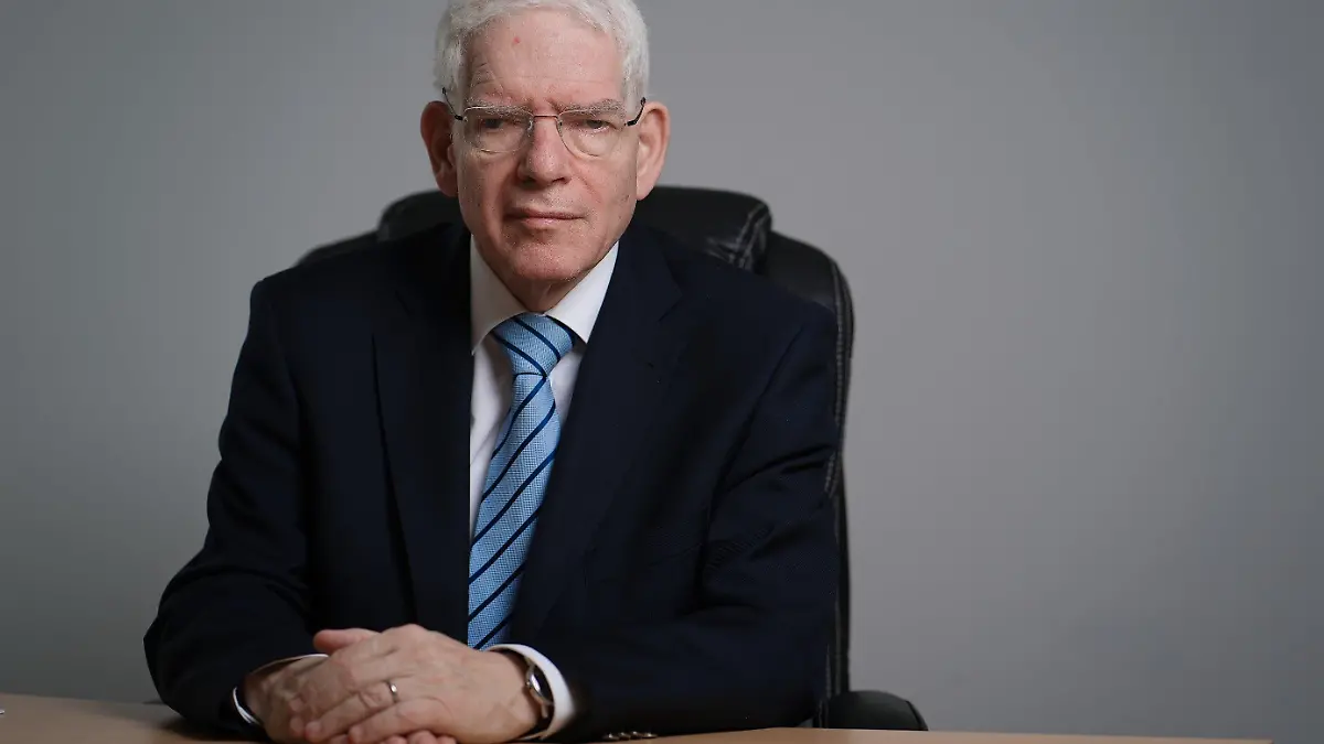 04.11.2021, Bayern, Würzburg: Josef Schuster, Präsident des Zentralrats der Juden in Deutschland, sitzt bei einem Fototermin in seinem Büro. (zu dpa-Interview) Foto: Nicolas Armer/dpa +++ dpa-Bildfunk +++