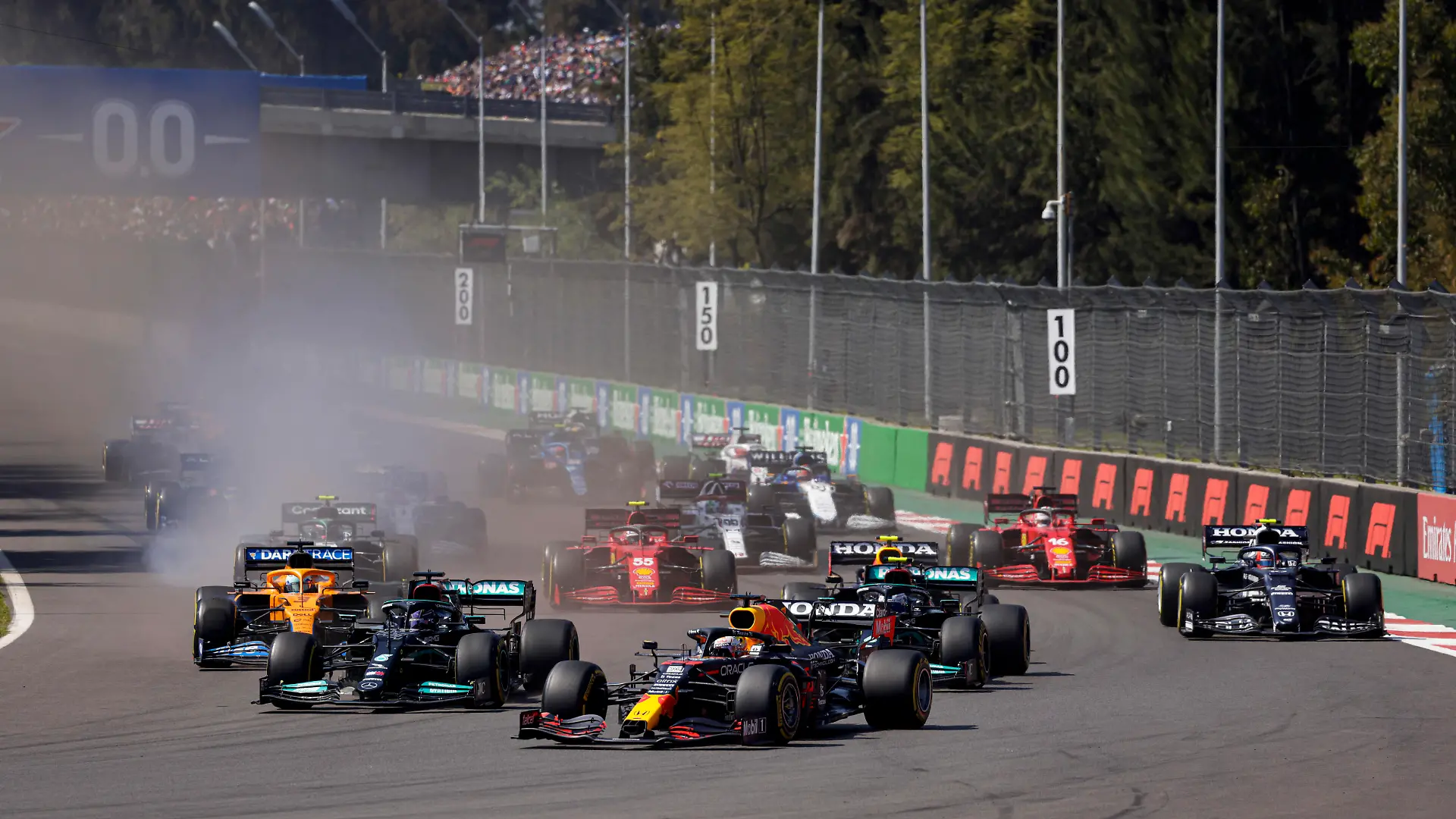 Formula 1 2021: Mexican GP AUTODROMO HERMANOS RODRIGUEZ, MEXICO - NOVEMBER 07: Max Verstappen, Red Bull Racing RB16B, leads Sir Lewis Hamilton, Mercedes W12, Valtteri Bottas, Mercedes W12, Sergio Perez, Red Bull Racing RB16B, and the rest of the field at the start during the Mexican GP at Autodromo Hermanos Rodriguez on Sunday November 07, 2021 in Mexico City, Mexico. Photo by Glenn Dunbar / LAT Images Images PUBLICATIONxINxGERxSUIxAUTxHUNxONLY GP2118_190733_J5A7575_1