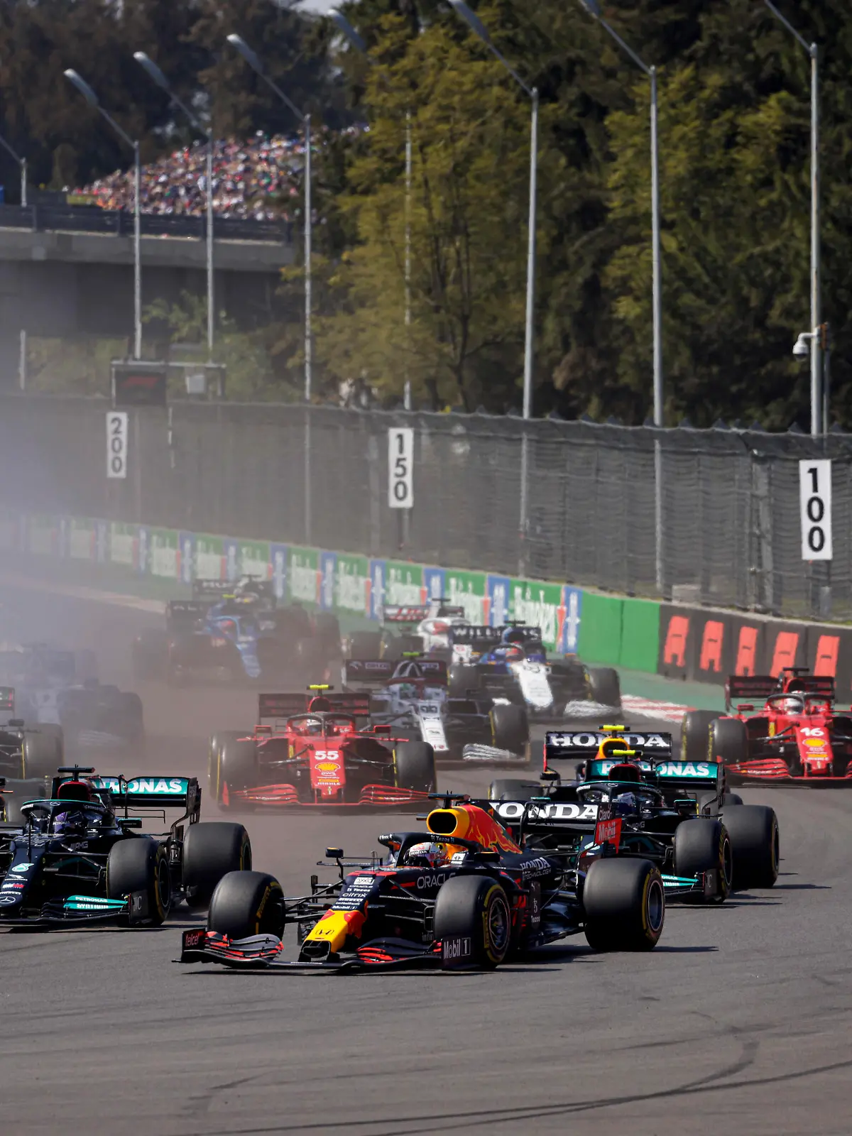  Formula 1 2021: Mexican GP AUTODROMO HERMANOS RODRIGUEZ, MEXICO - NOVEMBER 07: Max Verstappen, Red Bull Racing RB16B, leads Sir Lewis Hamilton, Mercedes W12, Valtteri Bottas, Mercedes W12, Sergio Perez, Red Bull Racing RB16B, and the rest of the field at the start during the Mexican GP at Autodromo Hermanos Rodriguez on Sunday November 07, 2021 in Mexico City, Mexico. Photo by Glenn Dunbar / LAT Images Images PUBLICATIONxINxGERxSUIxAUTxHUNxONLY GP2118_190733_J5A7575_1