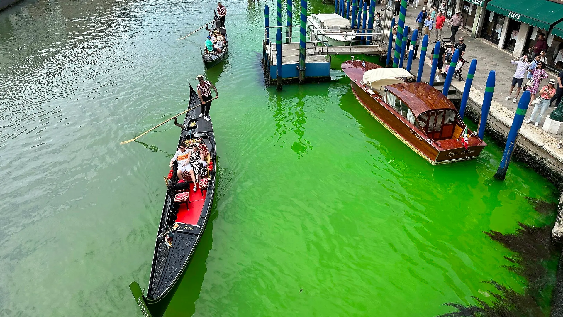28.05.2023, Italien, Venedig: Eine grün schimmernde Flüssigkeit im berühmten Canal Grande von Venedig hat für Aufregung in der Lagunenstadt gesorgt. Am Sonntag war das Wasser in der Nähe der Rialto-Brücke plötzlich grün. Die italienische Feuerwehr teilte mit, zusammen mit der Umweltschutzagentur Arpa Proben entnommen zu haben und diese zu untersuchen. Foto: Luigi Costantini/AP/dpa +++ dpa-Bildfunk +++
