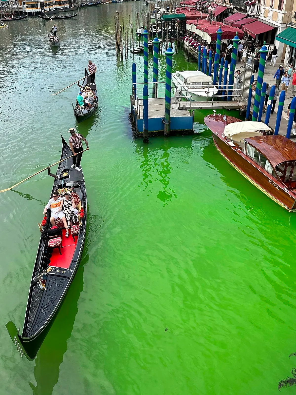 28.05.2023, Italien, Venedig: Eine grün schimmernde Flüssigkeit im berühmten Canal Grande von Venedig hat für Aufregung in der Lagunenstadt gesorgt. Am Sonntag war das Wasser in der Nähe der Rialto-Brücke plötzlich grün. Die italienische Feuerwehr teilte mit, zusammen mit der Umweltschutzagentur Arpa Proben entnommen zu haben und diese zu untersuchen. Foto: Luigi Costantini/AP/dpa +++ dpa-Bildfunk +++