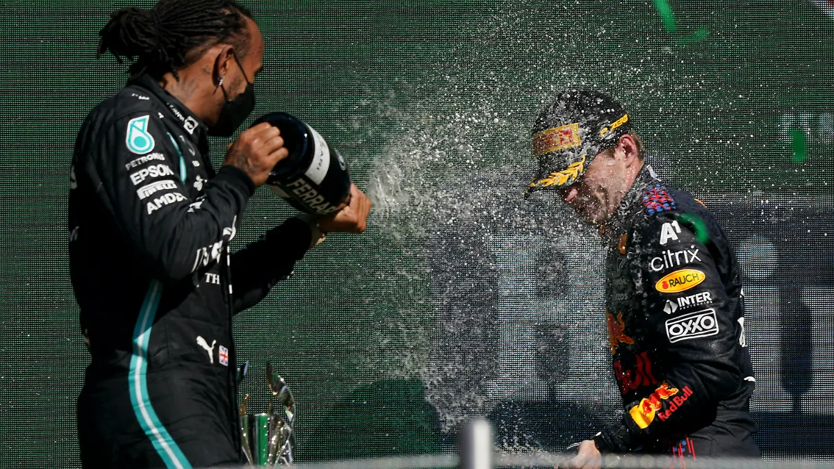 07.11.2021, Mexiko, Mexiko-Stadt: Motorsport: Formel-1-Weltmeisterschaft, Grand Prix von Mexiko, Rennen: Sieger Max Verstappen (r) aus den Niederlanden vom Team Red Bull jubelt auf dem Podium mit dem Zweitplatzierten Lewis Hamilton aus Großbritannien vom Team Mercedes. Foto: Fernando Llano/AP/dpa +++ dpa-Bildfunk +++