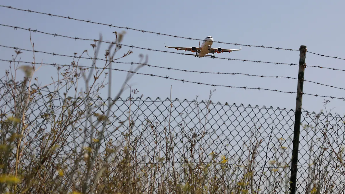 Ein Easyjet-Flugzeug überfliegt beim Landeanflug auf den Flughafen von Palma de Mallorca ein Feld. Laut Turespana (Organisation abhängig vom spanischen Industrieministerium) ist die Zahl der Touristen auf den Balearen im Juli 2020 im Vergleich zum Vorjahr um 74% gesunken.