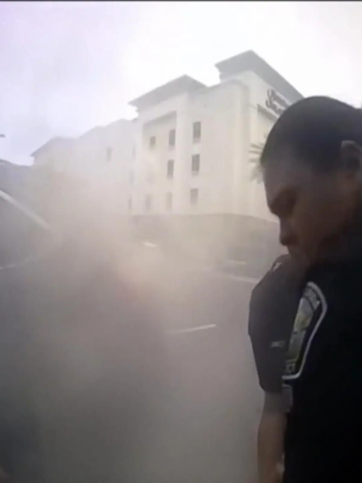 Dieser Mann hatte einen besonderen Schutzengel. Nachdem er seinen Wagen in den Graben gesetzt hat, fängt der Feuer - zum Glück sind Polizisten zufällig vor Ort und können den Mann retten.