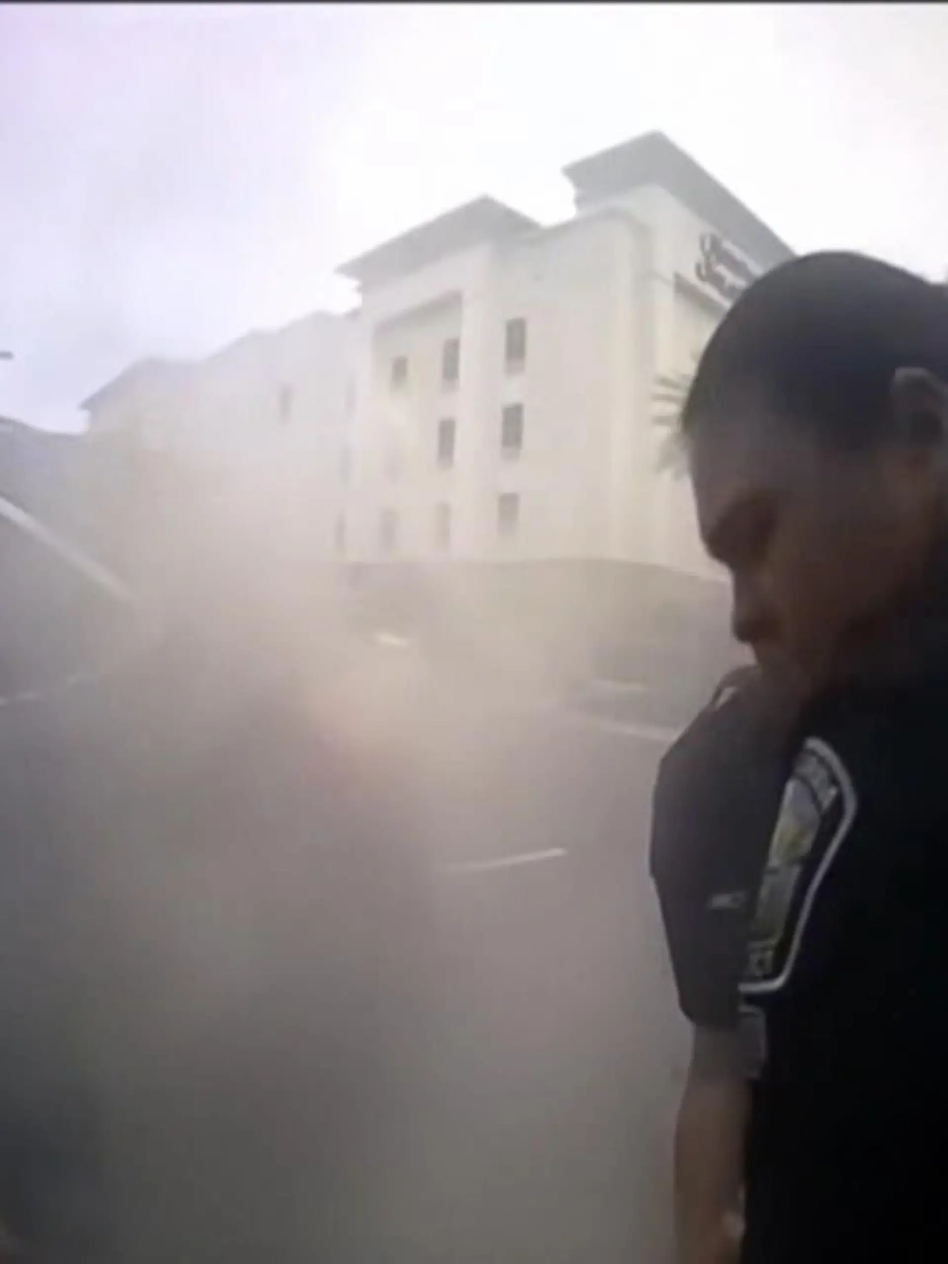 Dieser Mann hatte einen besonderen Schutzengel. Nachdem er seinen Wagen in den Graben gesetzt hat, fängt der Feuer - zum Glück sind Polizisten zufällig vor Ort und können den Mann retten.
