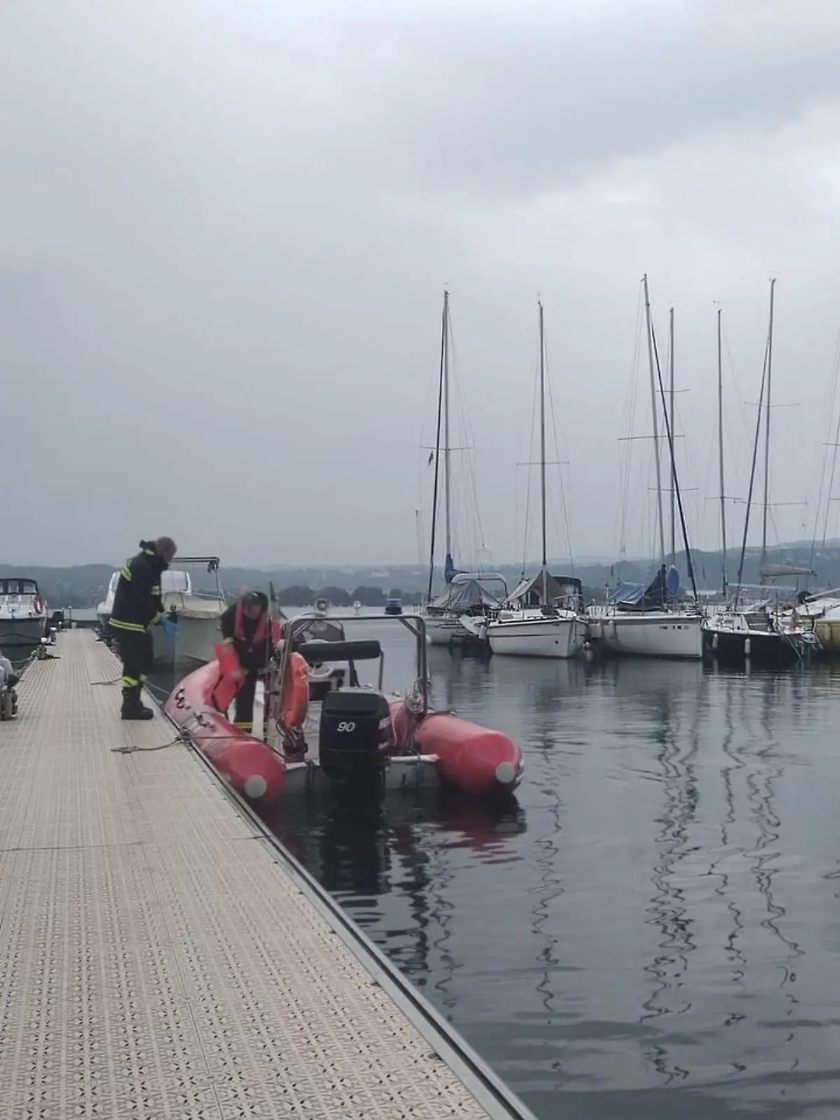 Firefighters search for survivors after a tourist boat capsized in Lake Maggiore, in northern Italy, May 29, 2023. Vigili del fuoco/Handout via REUTERS ATTENTION EDITORS - THIS PICTURE WAS PROVIDED BY A THIRD PARTY