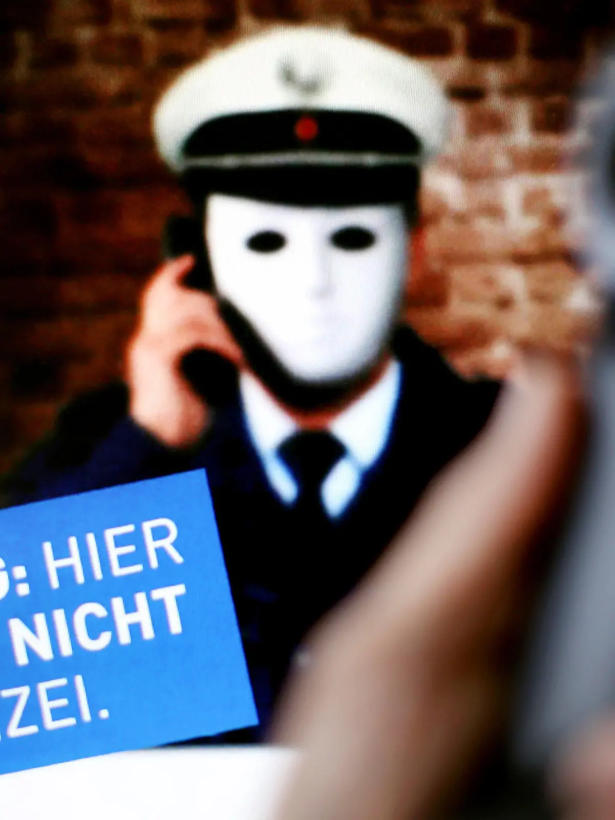 ARCHIV - 11.10.2017, Nordrhein-Westfalen, Düsseldorf: ILLUSTRATION - Ein Telefonhörer ist vor einem Plakat der Polizei mit der Aufschrift «Achtung: Hier spricht NICHT die Polizei» zu sehen. (zu dpa: «Beliebte Masche: Falsche Polizeibeamte richten Millionenschäden an») Foto: Martin Gerten/dpa +++ dpa-Bildfunk +++
