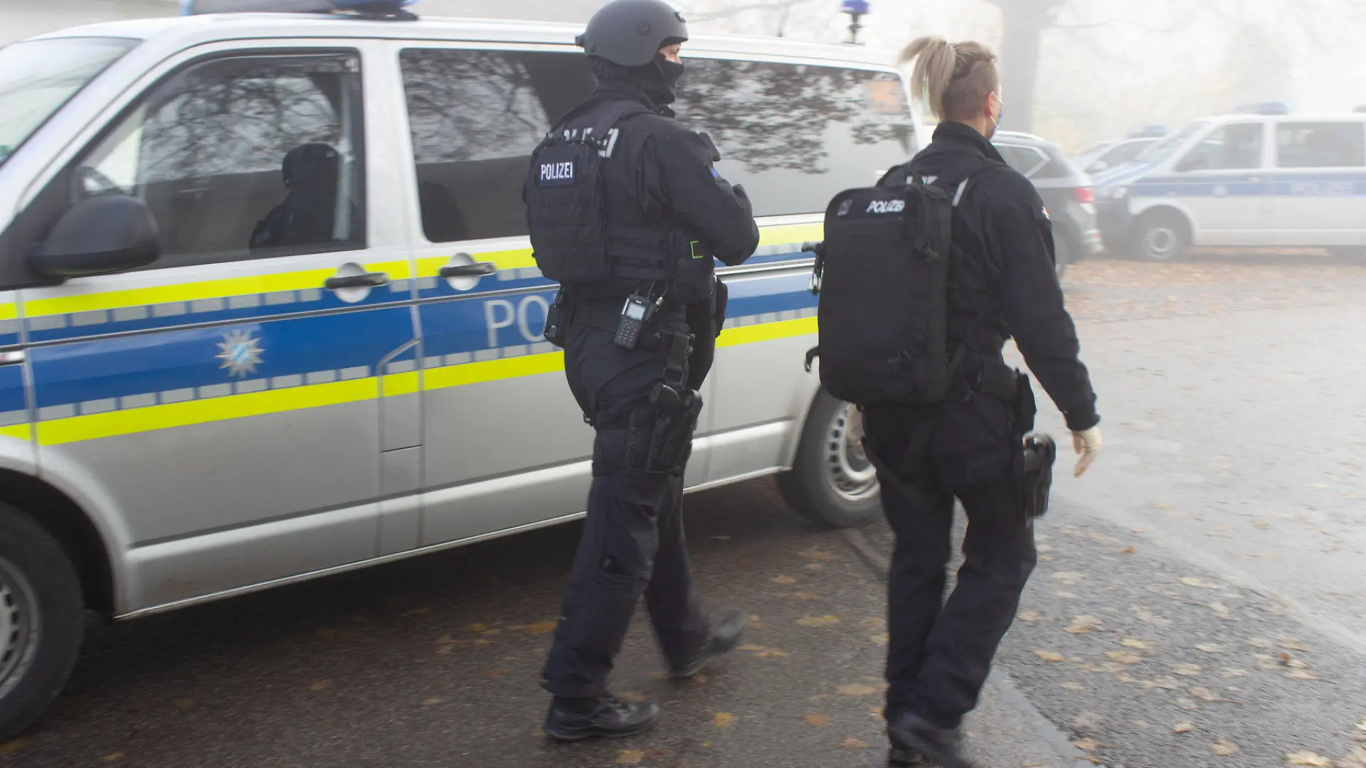 06.11.2021, Bayern, Seubersdorf: Zwei Polizisten gehen über einen Vorplatz am Bahnhof. In einem ICE zwischen Regensburg und Nürnberg hat es am Samstag eine Messerattacke gegeben. Mehrere Menschen wurden verletzt, wie die Polizei mitteilte. Foto: ---/vifogra/dpa +++ dpa-Bildfunk +++