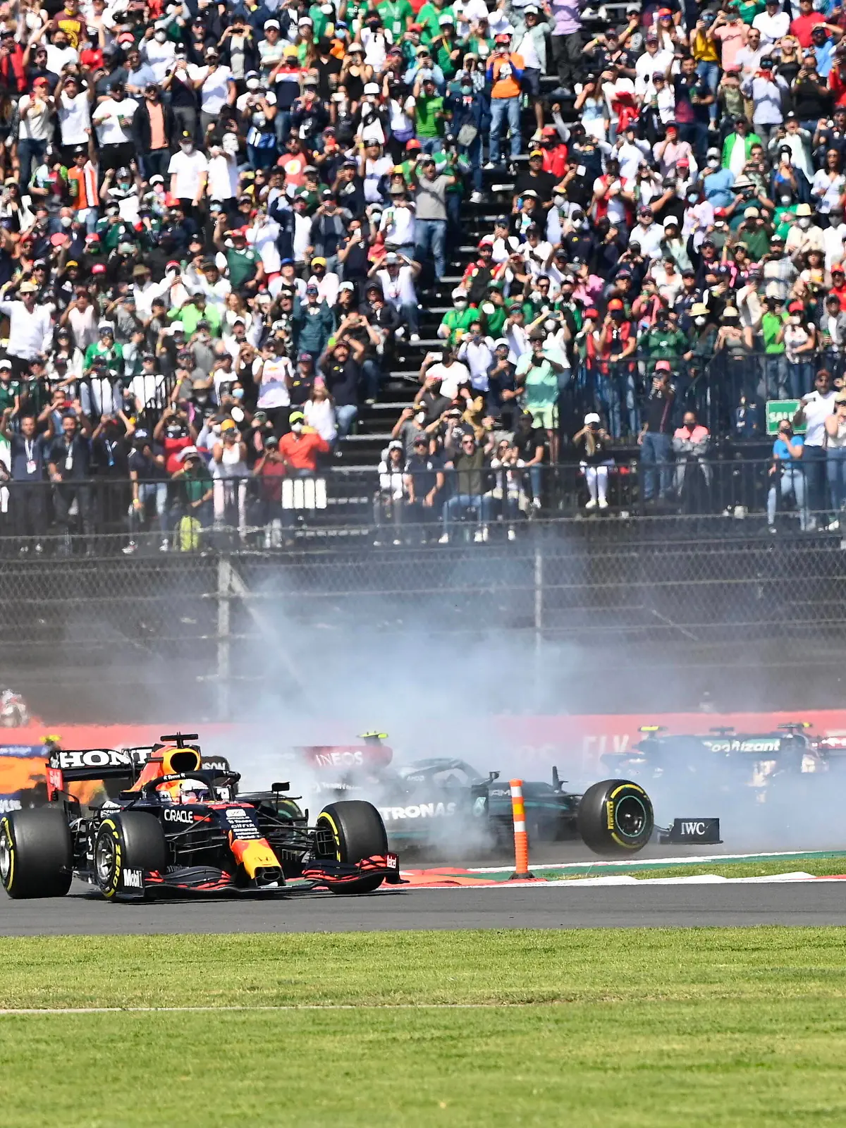  Formula 1 2021: Mexican GP AUTODROMO HERMANOS RODRIGUEZ, MEXICO - NOVEMBER 07: Max Verstappen, Red Bull Racing RB16B, leads Sir Lewis Hamilton, Mercedes W12, as Valtteri Bottas, Mercedes W12, spins and Daniel Ricciardo, McLaren MCL35M, runs wide at the start during the Mexican GP at Autodromo Hermanos Rodriguez on Sunday November 07, 2021 in Mexico City, Mexico. Photo by Mark Sutton / Sutton Images Images PUBLICATIONxINxGERxSUIxAUTxHUNxONLY GP2118_200245_MS21641