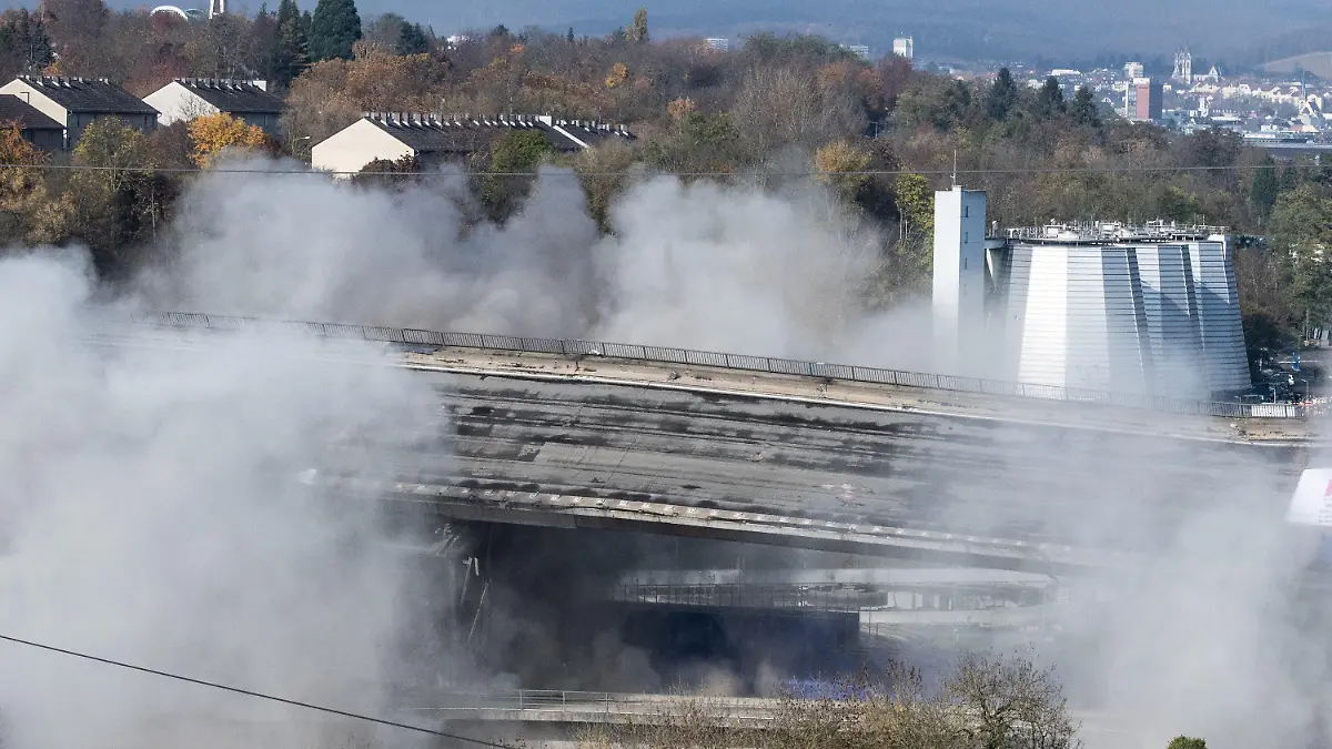 06.11.2021, Hessen, Wiesbaden: Die Salzbachtalbrücke in Wiesbaden wird gesprengt. Foto: Boris Roessler/dpa +++ dpa-Bildfunk +++