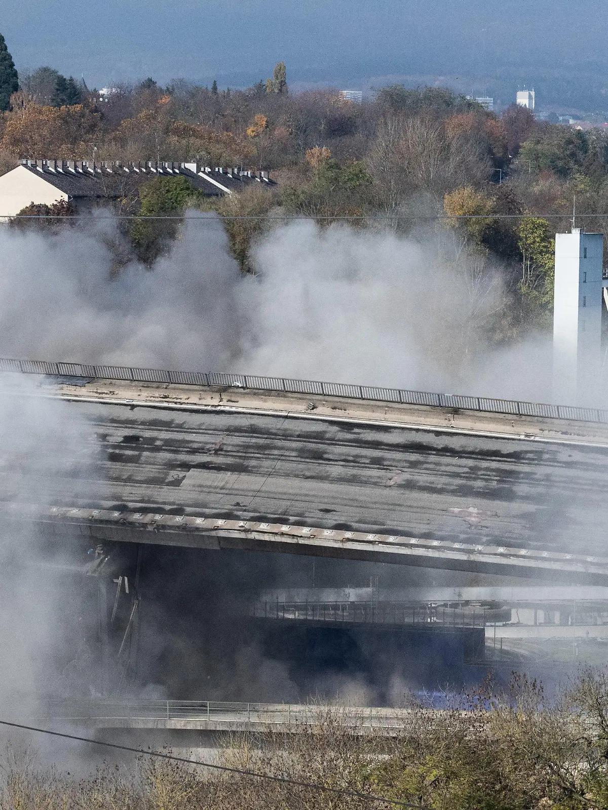 06.11.2021, Hessen, Wiesbaden: Die Salzbachtalbrücke in Wiesbaden wird gesprengt. Foto: Boris Roessler/dpa +++ dpa-Bildfunk +++