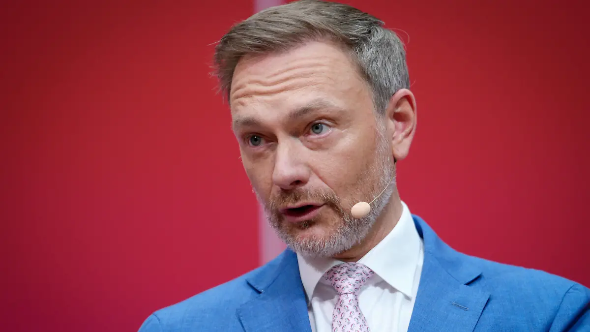 24. Deutschen Eigenkapitaltag Bundesfinanzminister Christian Lindner bei seiner Rede zum Thema In die Zukunft investieren - privates Kapital mobilisieren im Rahmen des 24. Deutschen Eigenkapitaltag in der Hauptstadtrepraesentanz der Deutschen Telekom, Berlin , 25.05.2023 Berlin Berlin Deutschland *** 24 German Equity Day Federal Minister of Finance Christian Lindner during his speech on the topic Investing in the future mobilizing private capital as part of the 24 German Equity Day at Deutsche Telekoms Capital Representative Office, Berlin , 25 05 2023 Berlin Berlin Germany