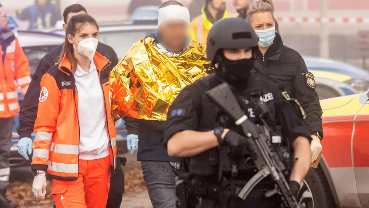 Eine festgenommene männliche Person wird am Bahnhof von Polizei und Rettungskräften weggeführt. In einem ICE zwischen Regensburg und Nürnberg hat es eine Messerattacke gegeben. Mehrere Menschen wurden verletzt, wie die Polizei mitteilte. Laut Polizeipräsidium Oberpfalz wurde eine männliche Person festgenommen.