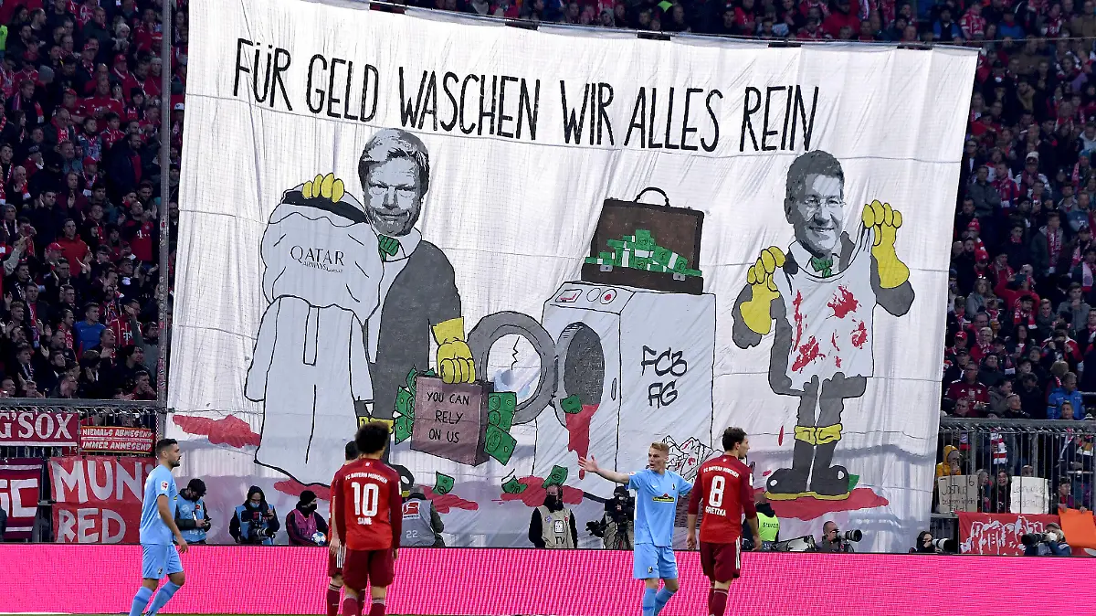Fussball 1. Bundesliga Saison 2021/2022 11. Spieltag FC Bayern Muenchen - SC Freiburg 06.11.2021 Plakat der FCB Fans gegen QATAR mit Vorstandsvorsitzender Oliver Kahn und Praesident Herbert Hainer v.li, FC Bayern Muenchen FUER GELD WASCHEN WIR ALLES REIN, Menschenrechte, Werbung QATAR, SPONSOR *** Football 1 Bundesliga Season 2021 2022 11 Matchday FC Bayern Muenchen SC Freiburg 06 11 2021 Poster of FCB Fans against QATAR with CEO Oliver Kahn and President Herbert Hainer from left, FC Bayern Muenchen FUER GELD WASCHEN WIR ALLES REIN, Human Rights, Advertising QATAR, SPONSOR 