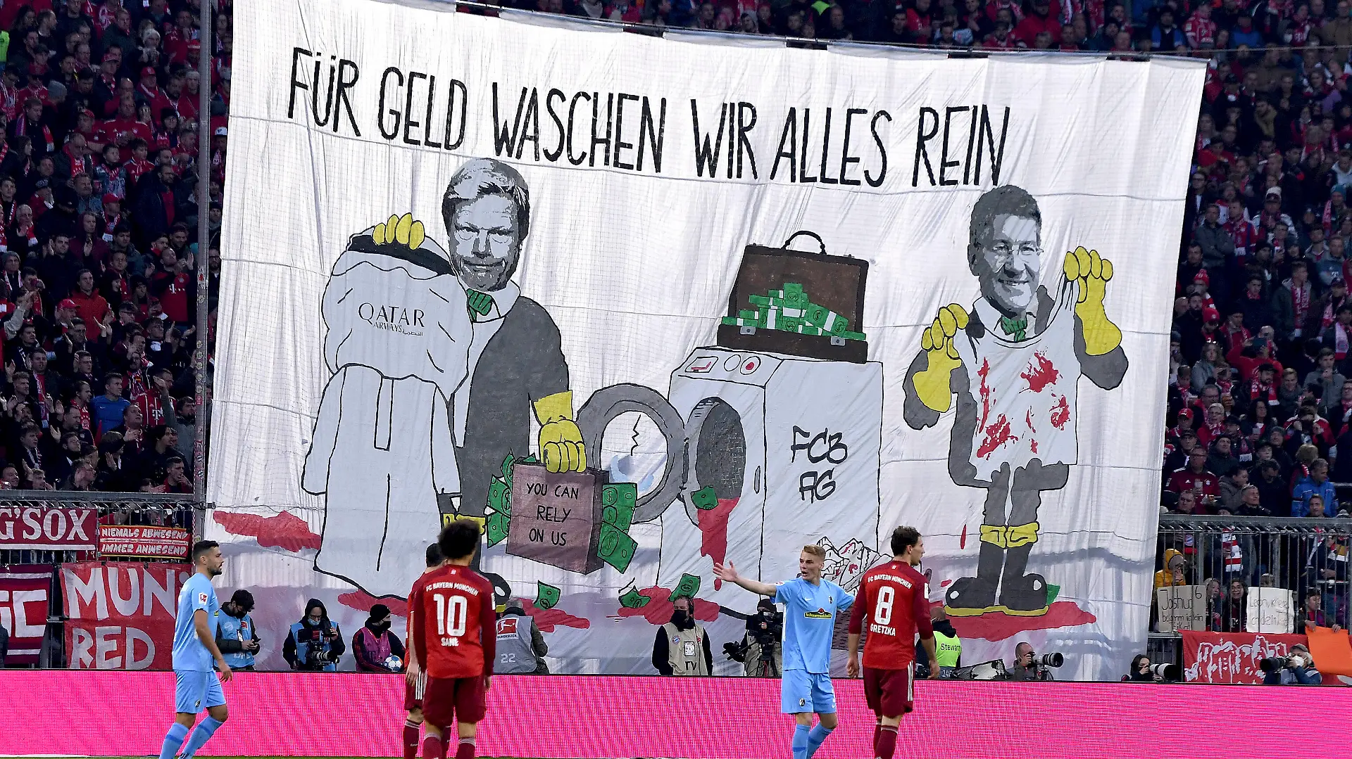 Fussball 1. Bundesliga Saison 2021/2022 11. Spieltag FC Bayern Muenchen - SC Freiburg 06.11.2021 Plakat der FCB Fans gegen QATAR mit Vorstandsvorsitzender Oliver Kahn und Praesident Herbert Hainer v.li, FC Bayern Muenchen FUER GELD WASCHEN WIR ALLES REIN, Menschenrechte, Werbung QATAR, SPONSOR *** Football 1 Bundesliga Season 2021 2022 11 Matchday FC Bayern Muenchen SC Freiburg 06 11 2021 Poster of FCB Fans against QATAR with CEO Oliver Kahn and President Herbert Hainer from left, FC Bayern Muenchen FUER GELD WASCHEN WIR ALLES REIN, Human Rights, Advertising QATAR, SPONSOR