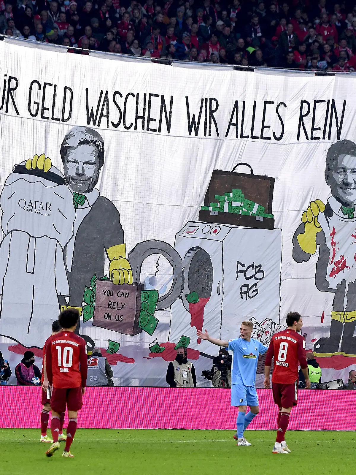 Fussball 1. Bundesliga Saison 2021/2022 11. Spieltag FC Bayern Muenchen - SC Freiburg 06.11.2021 Plakat der FCB Fans gegen QATAR mit Vorstandsvorsitzender Oliver Kahn und Praesident Herbert Hainer v.li, FC Bayern Muenchen FUER GELD WASCHEN WIR ALLES REIN, Menschenrechte, Werbung QATAR, SPONSOR *** Football 1 Bundesliga Season 2021 2022 11 Matchday FC Bayern Muenchen SC Freiburg 06 11 2021 Poster of FCB Fans against QATAR with CEO Oliver Kahn and President Herbert Hainer from left, FC Bayern Muenchen FUER GELD WASCHEN WIR ALLES REIN, Human Rights, Advertising QATAR, SPONSOR 