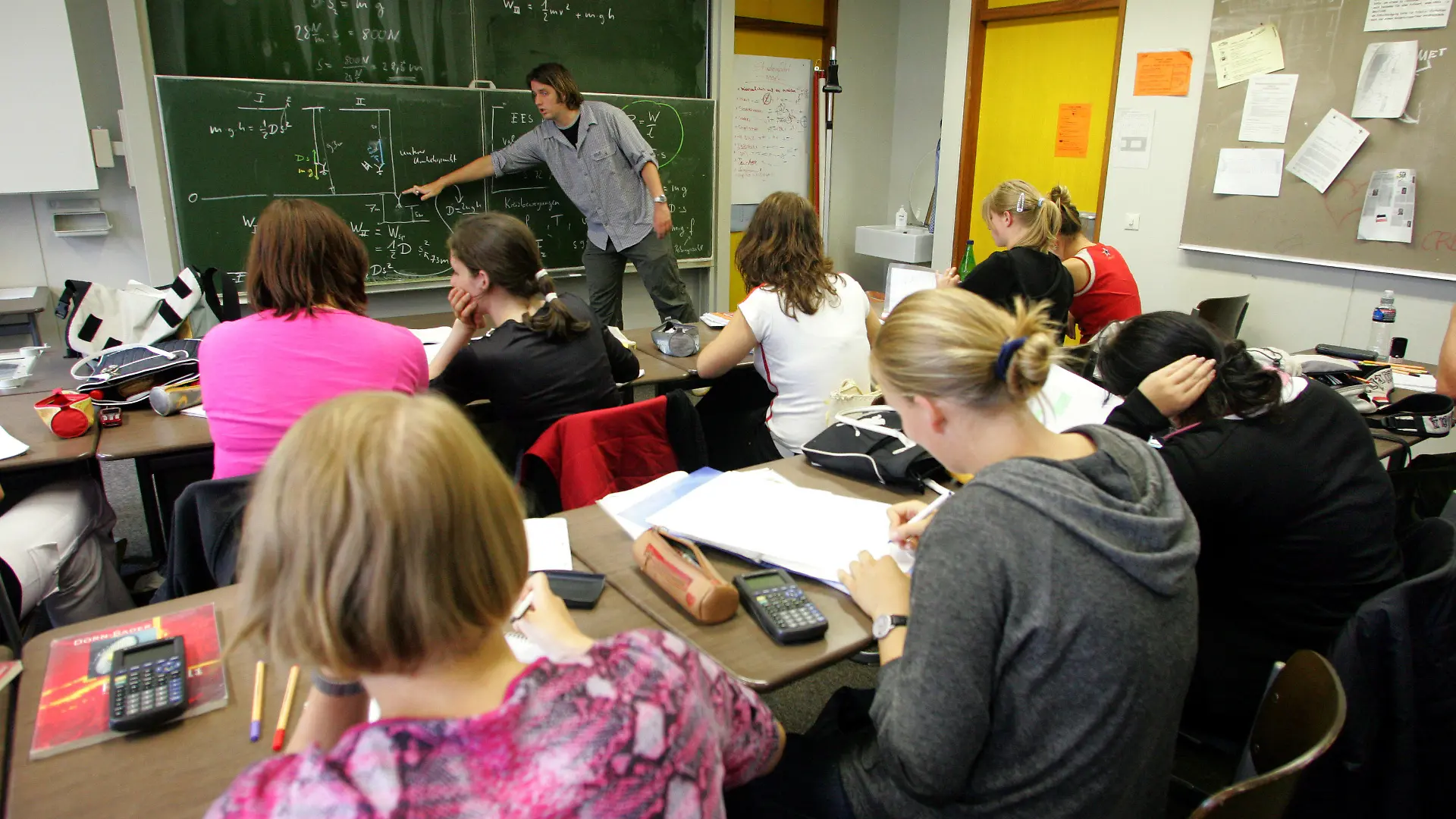 ARCHIV - Physikunterricht in einer Schule in Freiburg am 11.07.2005. Die Angst bei Schülern vor Mobbing im Klassenzimmer hat nach Erkenntnis der Trierer Schulpsychologin Müller-Bungert in den vergangenen Jahren deutlich zugenommen. «Immer mehr Kinder haben Angst davor, mit ihren Klassenkameraden nicht klarzukommen und ausgegrenzt zu werden», sagte die Mitarbeiterin des Schulpsychologischen Beratungszentrums Trier der Nachrichtenagentur dpa am Freitag (13.08.2010). (Zu dpa-Gespräch vom 13.08.2010) Foto: Patrick Seeger +++(c) dpa - Bildfunk+++