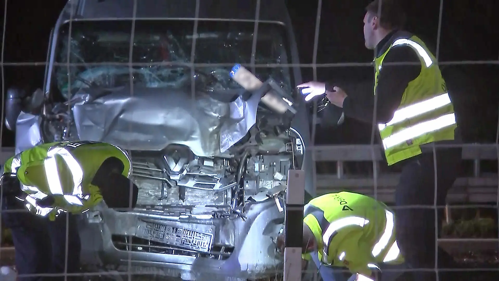 05.11.2021, Sachsen, Leisnig: Ein Autowrack steht nach einem Verkehrsunfall auf der Autobahn 14 nahe Leisnig (Kreis Mittelsachsen). Zwölf Menschen waren bei dem Unfall verletzt worden, einige davon schwer. (bestmögliche Qualität) Foto: Tobias Junghannß/dpa-Zentralbild/dpa - ACHTUNG: Autokennzeichen gepixelt +++ dpa-Bildfunk +++