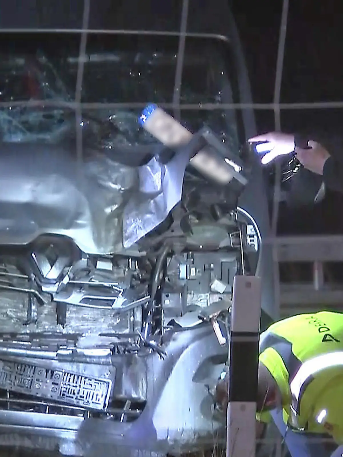 05.11.2021, Sachsen, Leisnig: Ein Autowrack steht nach einem Verkehrsunfall auf der Autobahn 14 nahe Leisnig (Kreis Mittelsachsen). Zwölf Menschen waren bei dem Unfall verletzt worden, einige davon schwer. (bestmögliche Qualität) Foto: Tobias Junghannß/dpa-Zentralbild/dpa - ACHTUNG: Autokennzeichen gepixelt +++ dpa-Bildfunk +++