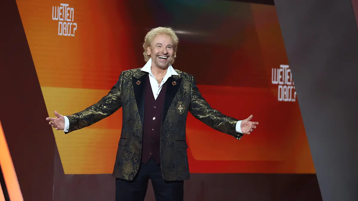 06.11.2021, Bayern, Nürnberg: Thomas Gottschalk kommt zu Beginn der Jubiläumsshow "Wetten, dass..?" auf die Bühne. Vor 40 Jahren wurde die Sendung zum ersten Mal ausgestrahlt. Foto: Daniel Karmann/dpa +++ dpa-Bildfunk +++