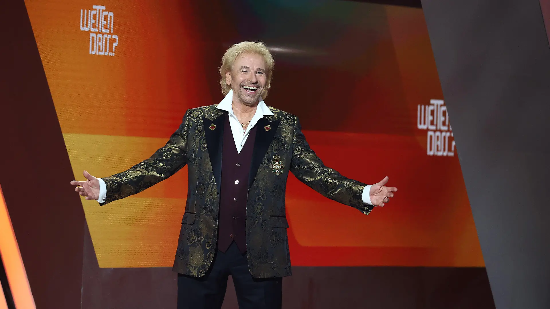 06.11.2021, Bayern, Nürnberg: Thomas Gottschalk kommt zu Beginn der Jubiläumsshow "Wetten, dass..?" auf die Bühne. Vor 40 Jahren wurde die Sendung zum ersten Mal ausgestrahlt. Foto: Daniel Karmann/dpa +++ dpa-Bildfunk +++