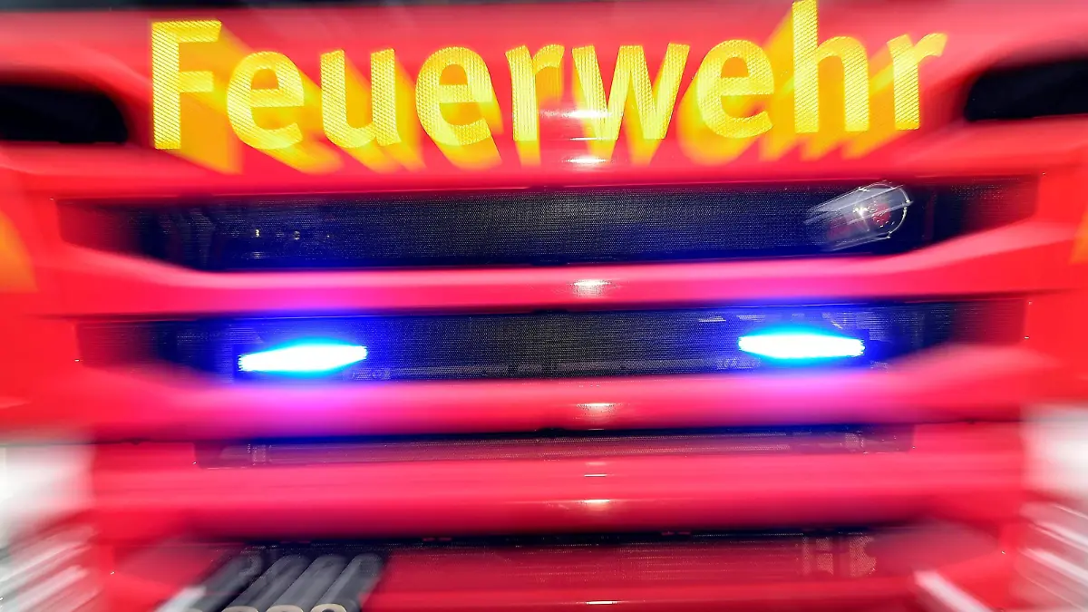 Gelsenkirchen Pressetermin,am 10.01.2019 zur WDR-Doku,Feuer und Flamme Pressetermin,am 10.01.2019 zur WDR-Doku,Feuer und Flamme auf der Feuerwache in Gelsenkirchen-Buer. Frontansicht eines Feuerwehrautos mit Schriftzug Feuerwehr und mit Blaulicht. *** Gelsenkirchen Press date on 10 01 2019 for the WDR documentary Fire and Flame Press date on 10 01 2019 for the WDR documentary Fire and Flame at the fire station in Gelsenkirchen Buer Front view of a fire engine with the words Fire Brigade and blue light Copyright: xEIBNER/Udo_Gottschalkx EP_eer  