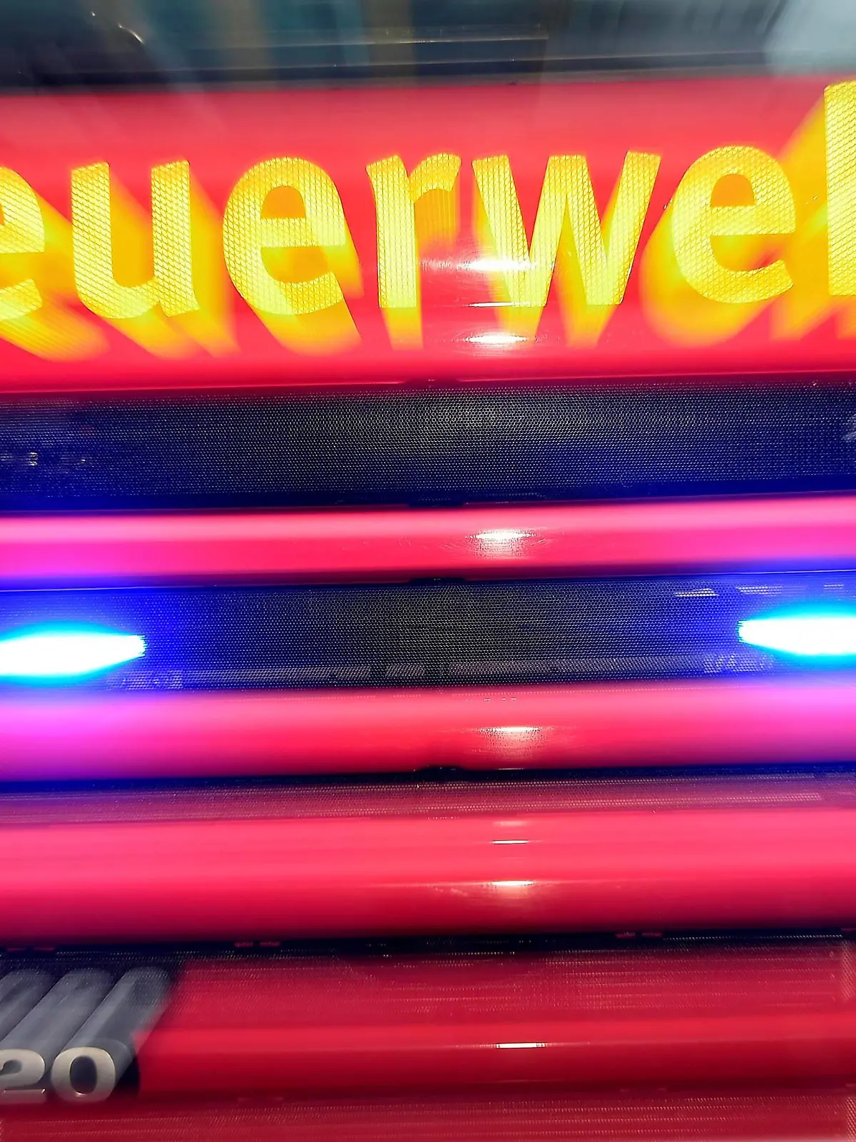 Gelsenkirchen Pressetermin,am 10.01.2019 zur WDR-Doku,Feuer und Flamme Pressetermin,am 10.01.2019 zur WDR-Doku,Feuer und Flamme auf der Feuerwache in Gelsenkirchen-Buer. Frontansicht eines Feuerwehrautos mit Schriftzug Feuerwehr und mit Blaulicht. *** Gelsenkirchen Press date on 10 01 2019 for the WDR documentary Fire and Flame Press date on 10 01 2019 for the WDR documentary Fire and Flame at the fire station in Gelsenkirchen Buer Front view of a fire engine with the words Fire Brigade and blue light Copyright: xEIBNER/Udo_Gottschalkx EP_eer  