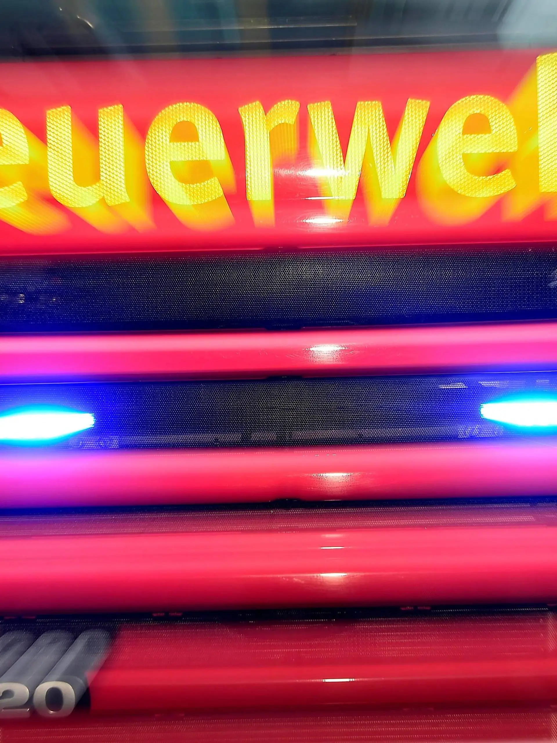 Gelsenkirchen Pressetermin,am 10.01.2019 zur WDR-Doku,Feuer und Flamme Pressetermin,am 10.01.2019 zur WDR-Doku,Feuer und Flamme auf der Feuerwache in Gelsenkirchen-Buer. Frontansicht eines Feuerwehrautos mit Schriftzug Feuerwehr und mit Blaulicht. *** Gelsenkirchen Press date on 10 01 2019 for the WDR documentary Fire and Flame Press date on 10 01 2019 for the WDR documentary Fire and Flame at the fire station in Gelsenkirchen Buer Front view of a fire engine with the words Fire Brigade and blue light Copyright: xEIBNER/Udo_Gottschalkx EP_eer  