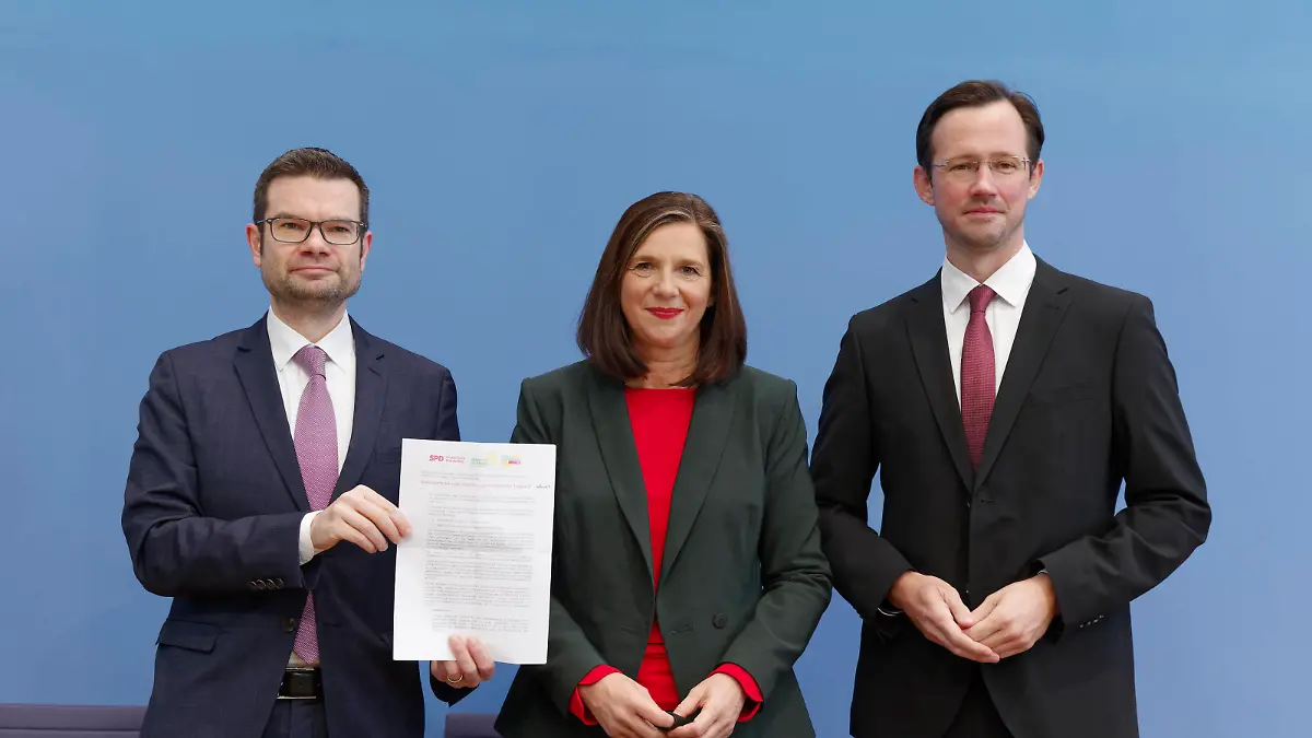 News Bilder des Tages Ampel will Ende der epidemischen Lage 2021-10-24, Deutschland, Berlin - Bundespressekonferenz: Die Bundestagsfraktionen von SPD, Bündnis 90/Die Grünen und der FDP stellen Eckpunkte zur geordneten Beendigung der sogenannten empidemischen Lage von nationaler Tragweite vor. Im Bild v.l.: Dr. Marco Buschmann FDP, Erster Parlamenarischer Geschäftsführer der Bundestagsfraktion, Katrin Göring-Eckardt Bündnis 90/Die Grünen, Fraktionsvorsitzende im Bundestag, und Dirk Wiese SPD, Stellvertretender Vorsitzender der Bundestagsfraktion. *** Traffic light wants end of the epidemic situation 2021 10 24, Germany, Berlin Federal Press Conference The parliamentary groups of SPD, Bündnis 90 Die Grünen and the FDP present key points for the order