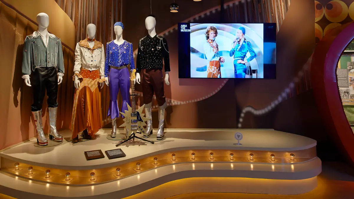 HANDOUT - 04.11.2021, Schweden, Stockholm: Auftrittskleidung der Abba-Sänger sind im Abba-Museum ausgestellt. Die legendäre schwedische Popgruppe veröffentlicht am 05.11.2021 ihr erstes Studioalbum seit knapp 40 Jahren. Foto: Åke Eson Lindman/ABBA The Museum/dpa - ACHTUNG: Nur zur redaktionellen Verwendung im Zusammenhang mit einer Berichterstattung über das Museum und nur mit vollständiger Nennung des vorstehenden Credits +++ dpa-Bildfunk +++